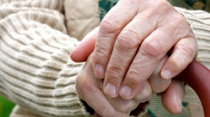 57 жастағы Ақтөбе тұрғыны әйелдердің зейнет жасын төмендетуді сұрап шеруге шықты