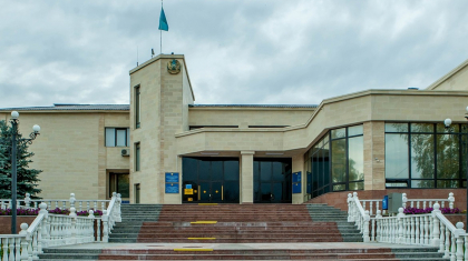 Өскемен полициясы сал ауруы бар мүгедек жігітті әкімдік ғимаратынан күшпен қуып шықты