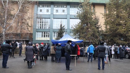 Алматыда жалған ақпаратқа сенген ондаған адам Қаржы нарығын реттеу агенттігінің алдына жиналды