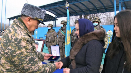 Алматыдағы бүлік кезінде қаза болған Сәндібек Қайыровтың отбасына награда табысталды