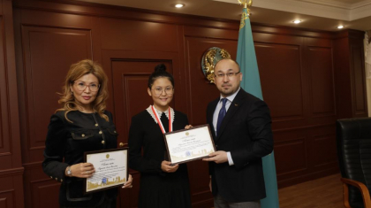 Дәурен Абаев шахматтан әлем чемпионы Бибісара Асаубаевамен кездесті