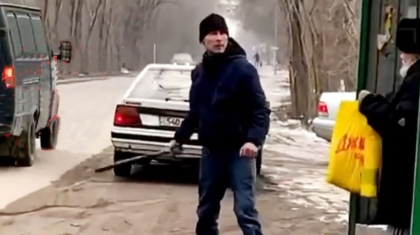 Алматы полициясы қарт кісіні таяқпен ұрған ер адамға қатысты істі тергеуді бастады