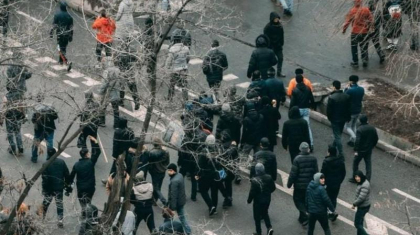 Бүлікшілер бейбіт тұрғындар мен өтіп бара жатқан адамдарды өздеріне қосылуға мәжбүрлеген