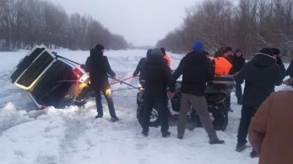 Павлодарда жеңіл көлік мұз астына түсіп кетті