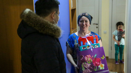 «AMANAT» партиясының жастары нәзік жандыларды мерекесімен құттықтады