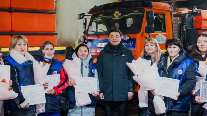 Көлгінов коммуналдық қызмет қатарында жұмыс істейтін қыз-келіншектерді құттықтады