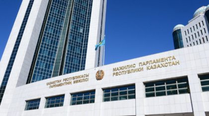 Мәжілістегі ауыс-түйіс: екі депутат өз еркімен қызметтен кетті