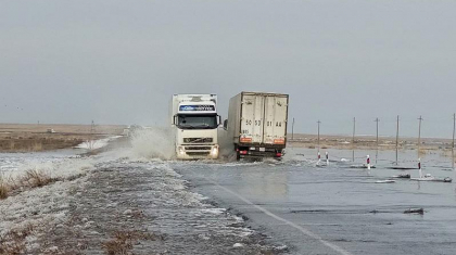 Батыс Қазақстан облысында тасыған су республикалық тасжолды шайып кетті