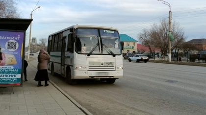 Ақтөбеде жүкті келіншек жүргізушінің кесірінен автобустан шығып бара жатып құлап қалды