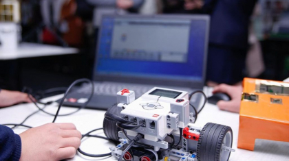 Павлодарлық оқушылар көңіл күйді көтеретін робот-психолог құрастырды