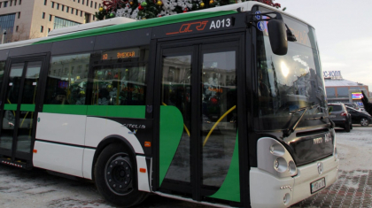 Астанада мас жолаушы автобус терезелерін сындырып тастады