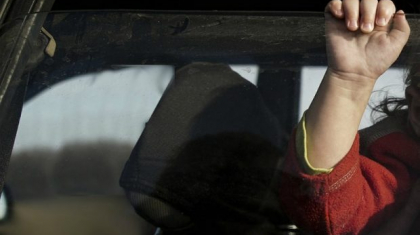 Алматыда 8 жасар қыз жүріп келе жатқан көліктен құлап мерт болды