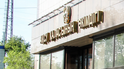 Ақсу әкімдігінде ер адам үшінші қабаттан құлап кетті