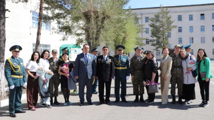 «AMANAT»  партиясының Павлодар облыстық жастар қанаты әскерилерді мерекемен құттықтады