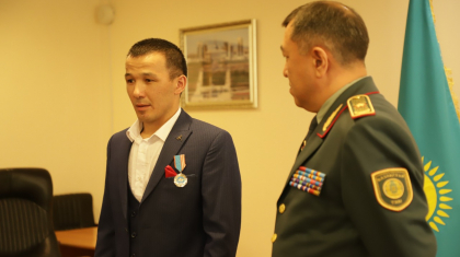 Нұр-Сұлтанда үш жасар бүлдіршінді құтқарған ер адам ТЖМ төсбелгісімен марапатталды