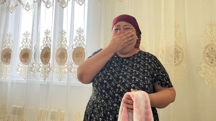 «Өзіне қол сала ма деп қорқамын»: сарбаз өліміне күдіктелген жігіттің анасы араша сұрайды