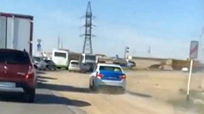 Маңғыстауда кептелісті айналып өту үшін жол жиегіне шығып кеткен полицейге айыппұл салынды
