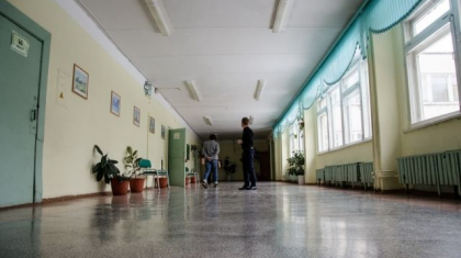 Екібастұзда мектеп директоры мұғалімге жүк көтерткізгені үшін жазаланды