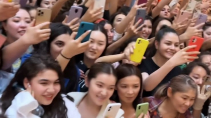 Визажистің шеберлік сабағына келген алматылық әйелдер кішкентай балаларынан көз жазып қалды