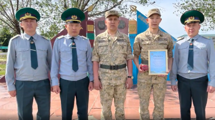 Пойызда жолаушы әйелді ажалдан арашалап қалған сарбаз марапатталды