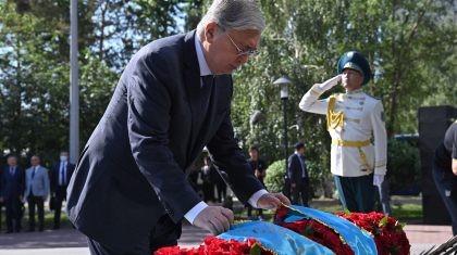 Президент саяси қуғын-сүргін және ашаршылық құрбандарының рухына тағзым етті