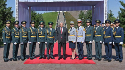 Әскери оқу орнының үздік түлектері Бас қолбасшының қолынан офицер погонын алды