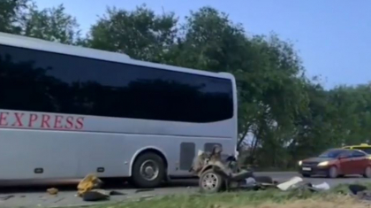 Көлік екіге бөлініп кетті: Алматыда жантүршігерлік жол апатынан жүргізуші аман қалды