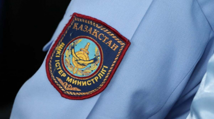 Шымкентте 9-қабаттан секірмек болған көпбалалы ананы полицейлер құтқарып қалды