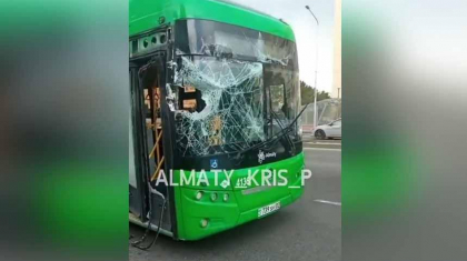 Алматыда әл-Фараби даңғылы бойында автокран мен автобус соқтығысты