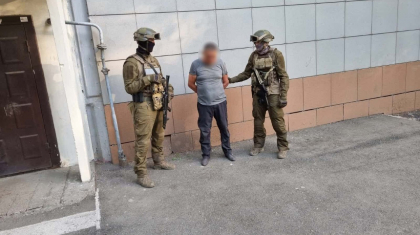 «Отбасыңа зорлық-зомбылық көрсетем»: ШҚО-да екі жыл бойы ақша бопсалап келген ер адам ұсталды