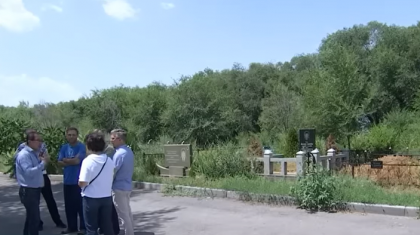 «Балалар шошып оянады»: Алматыда мола маңында тұратын тұрғындар бас көтерді