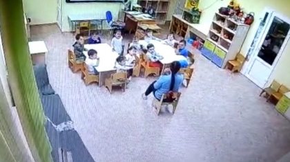 Қостанайда балабақша тәрбиешісі сәбиді жұлқылап, бұғанасын шығарып жіберген