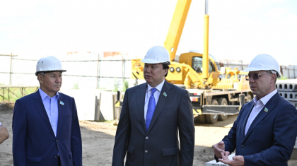 Мәжіліс депутаттары Ақтөбедегі көпқабатты үйлердің құрылысымен танысты