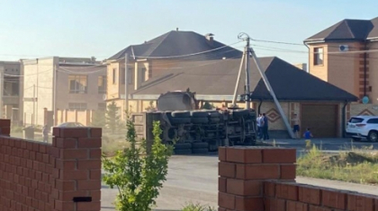 Қарағандыда қоқыс таситын көлік жүк көлігіне соғылып, бір адам қаза тапты
