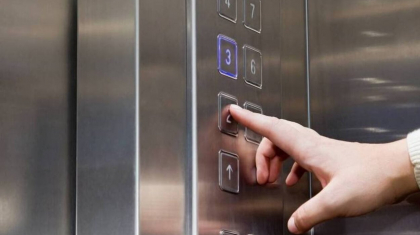 Елордада өртеніп жатқан лифтіде қалып қойған әйел құтқарылды