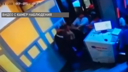 Елорда әкімдігінің ғимаратында көпбалалы әйелдер ер адамды соққыға жыққан
