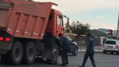 Атырауда пышақ ұстап көшеге шыққан жігіт жүк көлігінің астына түсті