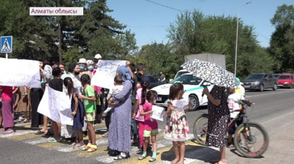 Алматы облысының тұрғындары жолды жауып тастады