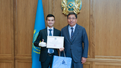Алматы әкімдігі автобуста әйелді өлімнен құтқарған жігітке ноутбук сыйлады