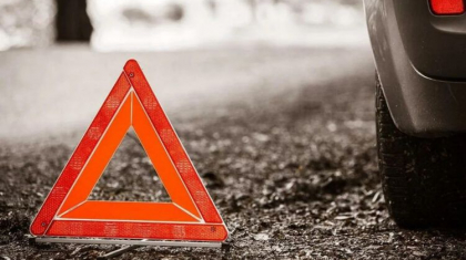 Қарағандыда жеңіл автомен соғысқан автобус балалар емханасының қоршауын бұзып өтті