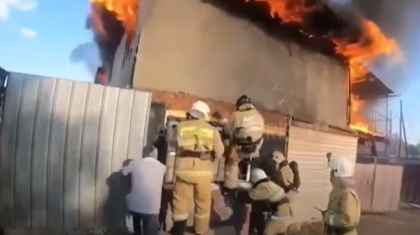 Алматыда өртеніп жатқан үйде қамалып қалған жасөспірім қыз құтқарылды