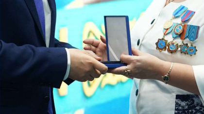 Қазақстанда 25 жылдан астам еңбек өтілі бар ұстаздар арнайы төсбелгімен марапатталады