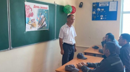 Шымкентте 48 жастағы ер адам алғаш рет мектеп табалдырығын аттады