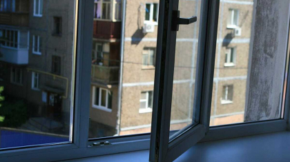 Қарағандыда ер адам көпқабатты үйдің терезесінен секіріп көз жұмды