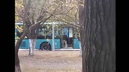 Қарағандыда автобус жүргізушісі мен кондукторы көшеде дәрет сындырған
