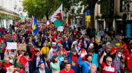 Кардиффте мыңдаған адам Уэльстің тәуелсіздігі үшін митингке шықты