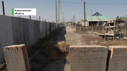 «Жол ашылмаса, баламызды мектепке жібермейміз»: Алматы облысындағы ауданда жол жекенің қарамағына өтіп кеткен