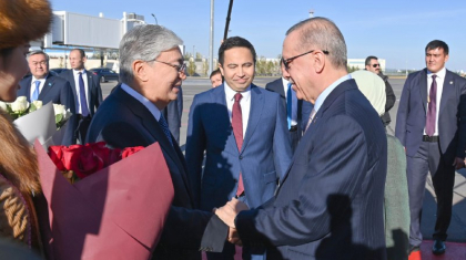Қасым-Жомарт Тоқаев елорда әуежайында Түркия президентін күтіп алды