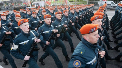 «Отанымызды қорғаймыз»: Беларусьте ТЖМ қызметкерлеріне қару таратылып жатыр