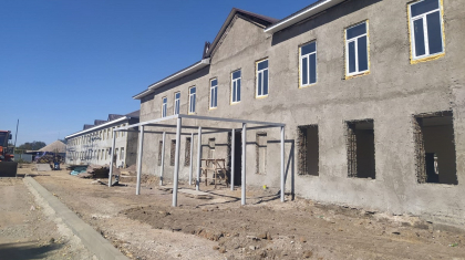 «1 млрд теңге бөлінген»: Жетісу облысында мердігердің жауапсыздығынан мың оқушы мектепке бара алмай жүр